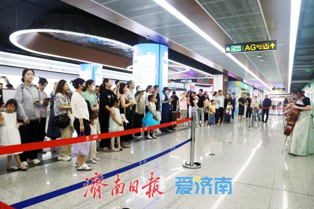快板弦乐轮番上演，济南地铁站里端午快闪活动氛围感十足