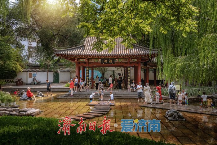 一年四季 泉在济南丨五龙潭变身“天然水空调” ，孩子们亲泉戏水尽享清凉