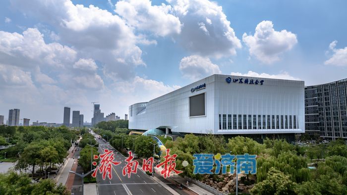 一年四季 泉在济南丨济南西城碧空如洗，现代化城市风貌和生态和谐之美一览无余