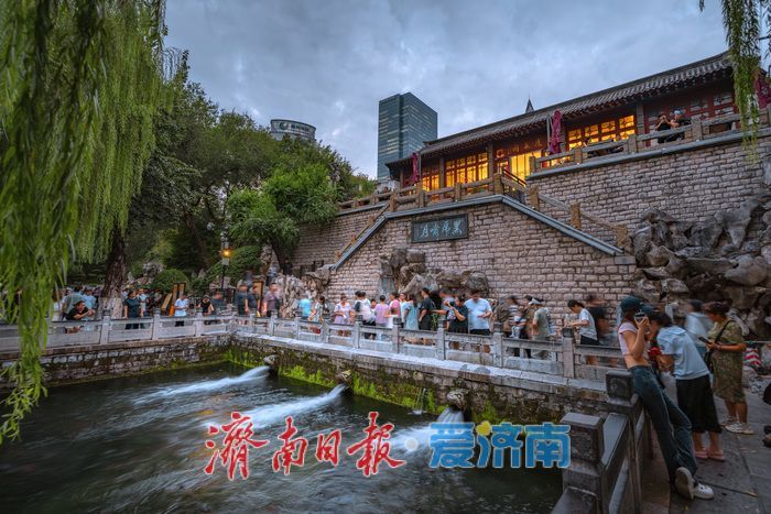 一年四季 泉在济南｜济南黑虎泉水位攀升，夜景迷人引客来