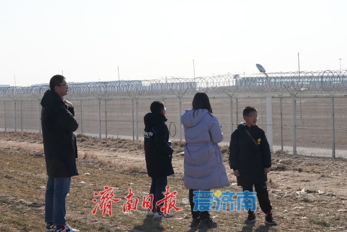 寻一个最美角度与飞机同框，市民“追机”热情高涨