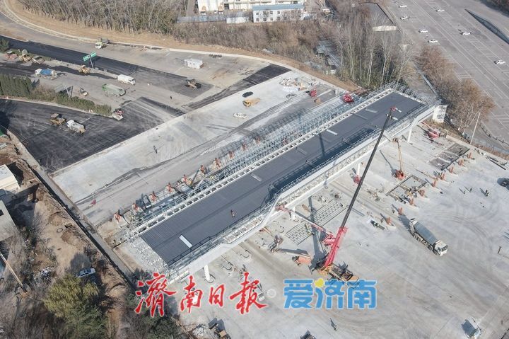 京台高速新建济南西收费站主体结构吊装就位，计划本月底完工