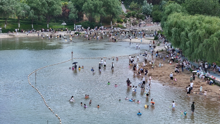 孟家水库游人戏水消暑 乐享清凉夏日