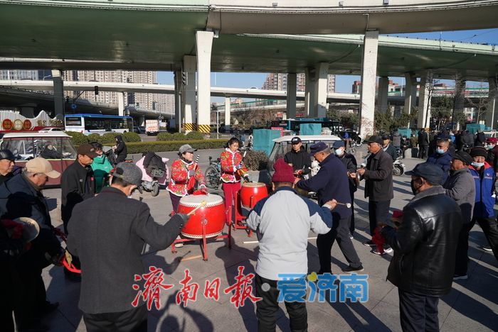 济南：民俗表演热闹非凡 锣鼓喧天喜迎新春