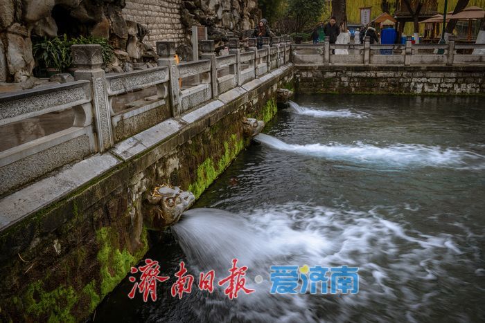 一年四季 泉在济南丨济南黑虎泉冬日云雾润蒸：清泉伴柳，仙境入画