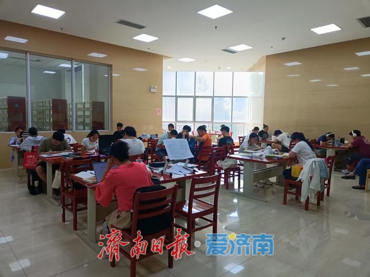 一年四季 泉在济南丨书香与凉爽撞个满怀 莱芜区图书馆全面升级服务设施迎接读者高峰