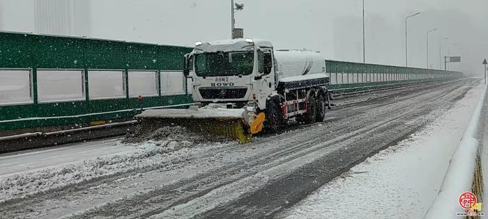 战风雪保出行！济南机扫大队全面开展高架桥清雪除冰