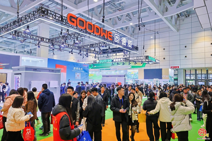 AI能源机器人亮相  2025第二十届济南国际太阳能展开幕