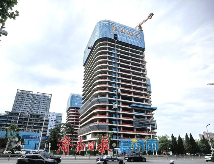 济南CBD“北大门”地标核心建筑封顶