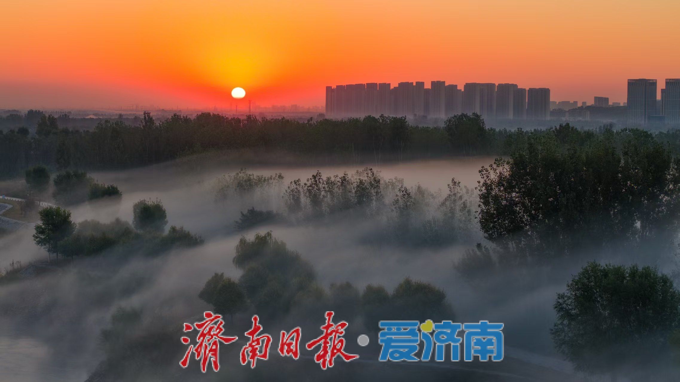 长河披纱，秋色如画