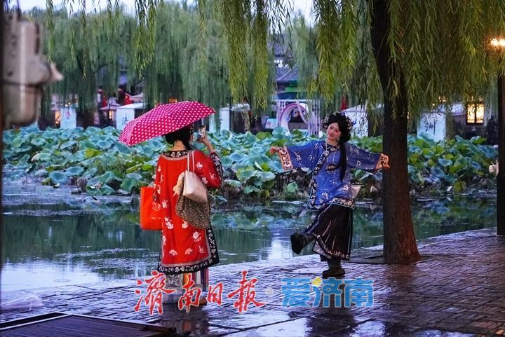 一年四季 泉在济南丨雨润青石板 泉韵“济南府”百花洲夜色引客来
