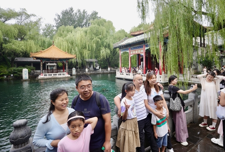 “泉”在济南过暑假 