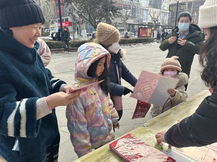 【网络中国节·春节】济南：送福迎春暖人心 年味渐浓福满门