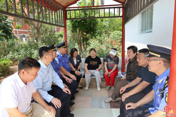 一条板凳连民心 议事亭里汇众智——“温暖城管”+“红色物业”城市管理进社区新模式绘就城市管理社区治理新画卷