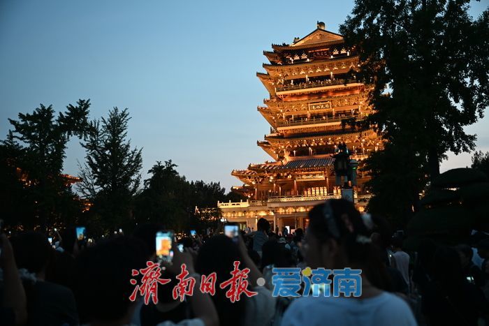 一年四季 泉在济南丨暑期周末“热力叠加” 大明湖超然楼成夜游磁极