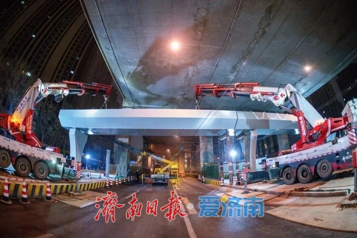 夜间施工，精准到位 全福立交桥西侧人行天桥完成主桥吊装