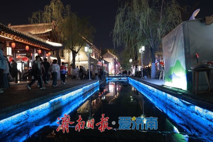 假期古城 越夜越精彩