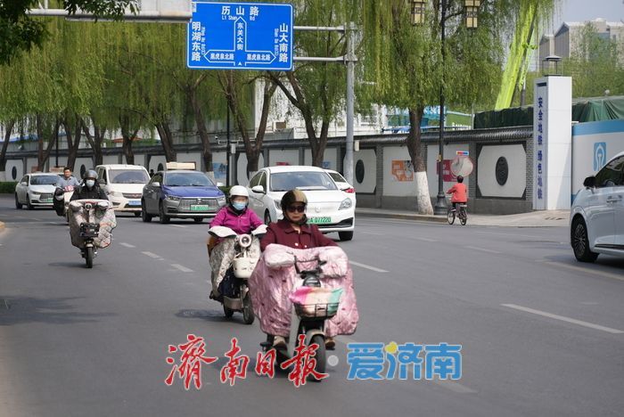 飞絮 “撒欢” 来袭，市民 “口罩” 接招