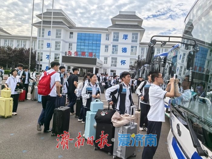 破解学生上学出行难题 定制公交“暖心”守护学子求学路