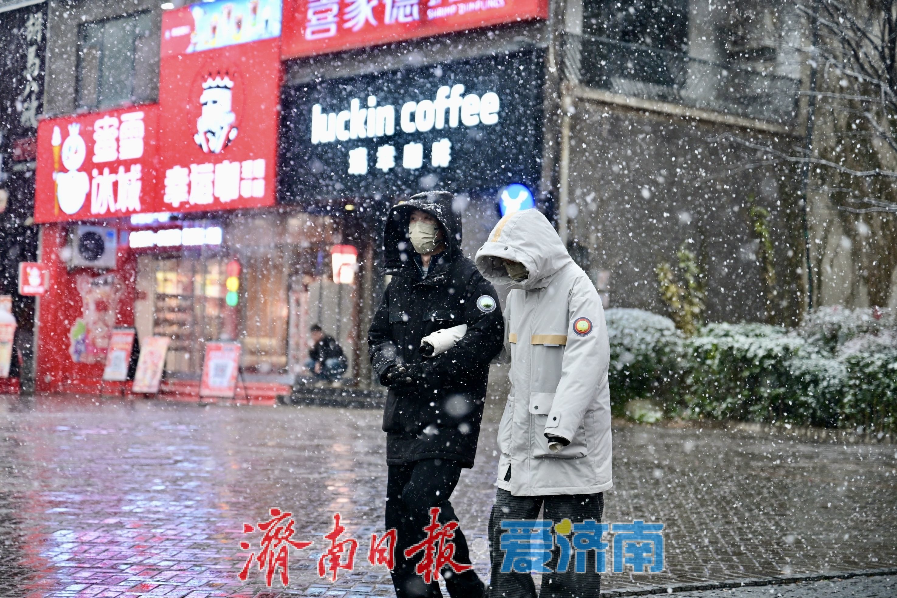 初雪扮靓泉城 行人驻足赏冬日浪漫