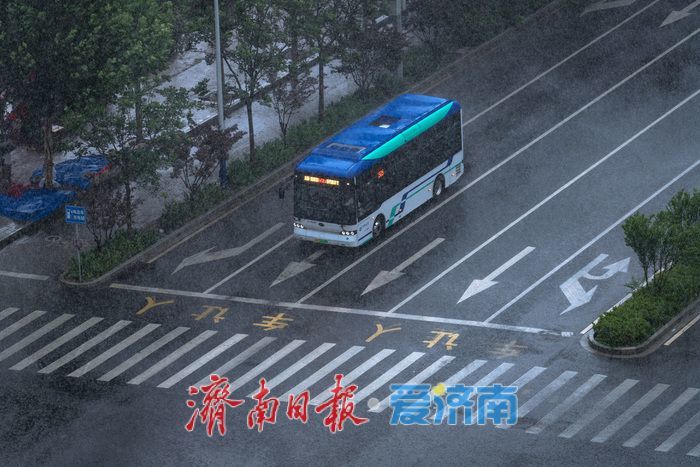 济南突降暴雨 高温天气暂时缓解
