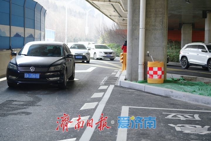 直击堵点！济南旅游路二环东路交叉口新增专用右转车道正式投用