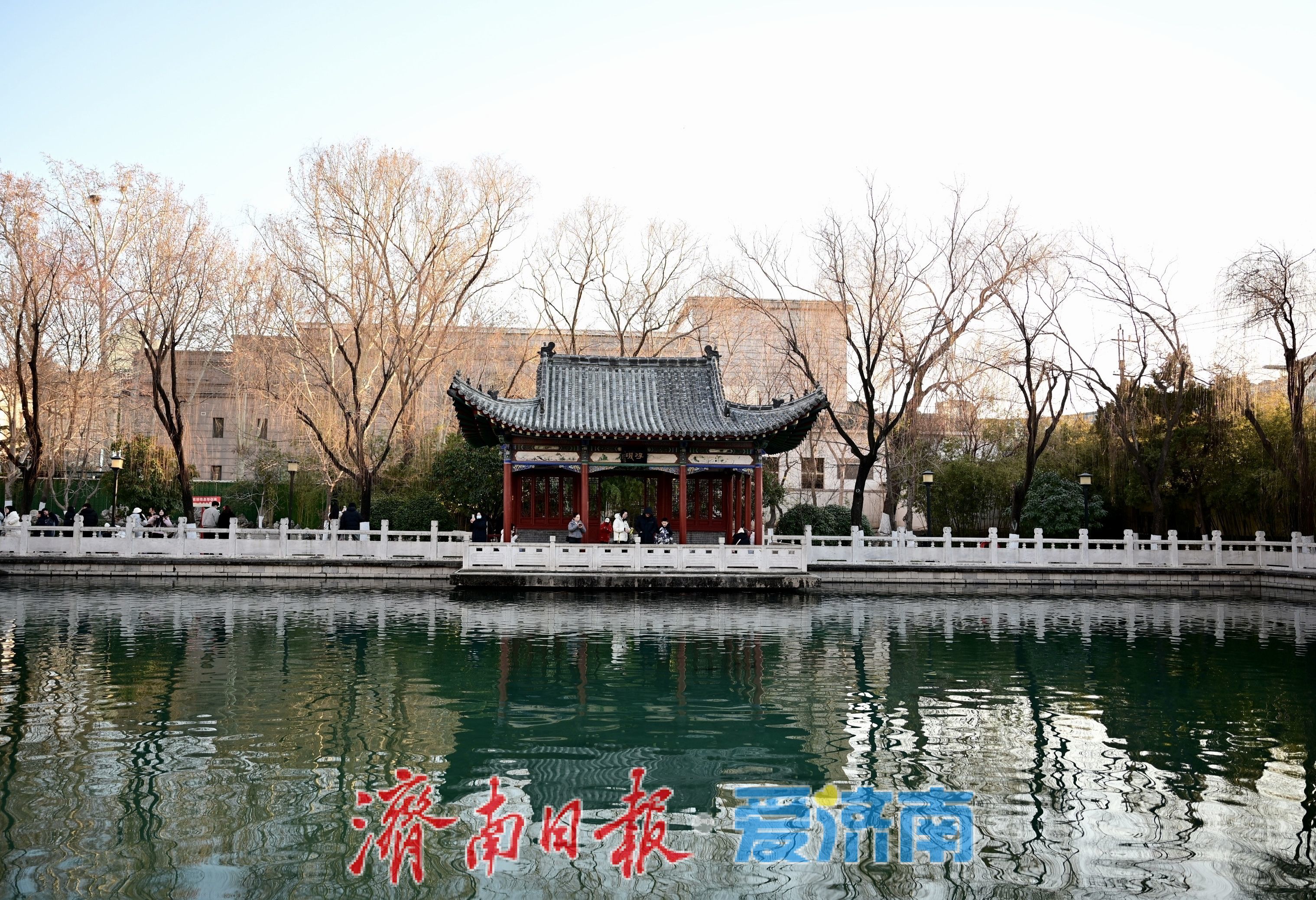 珍珠泉畔人气旺 游客打卡定格泉城冬日灵动之美