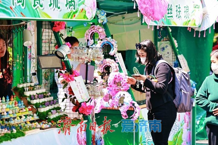 黑虎泉畔文创市集热闹非凡 泉水与文创相融点亮泉城假日