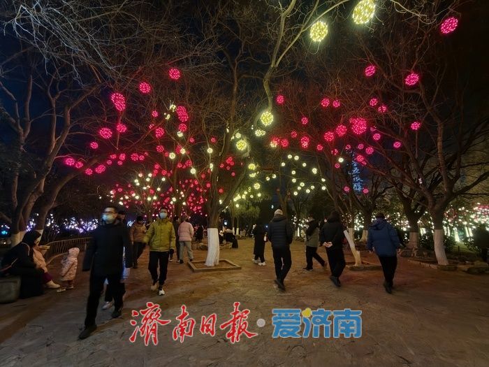 一年四季 泉在济南丨火树银花不夜天，五龙潭迎春花灯盛宴催热泉城“夜经济”