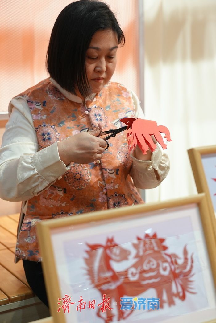马年剪纸迎新春 非遗技艺亮相生肖展