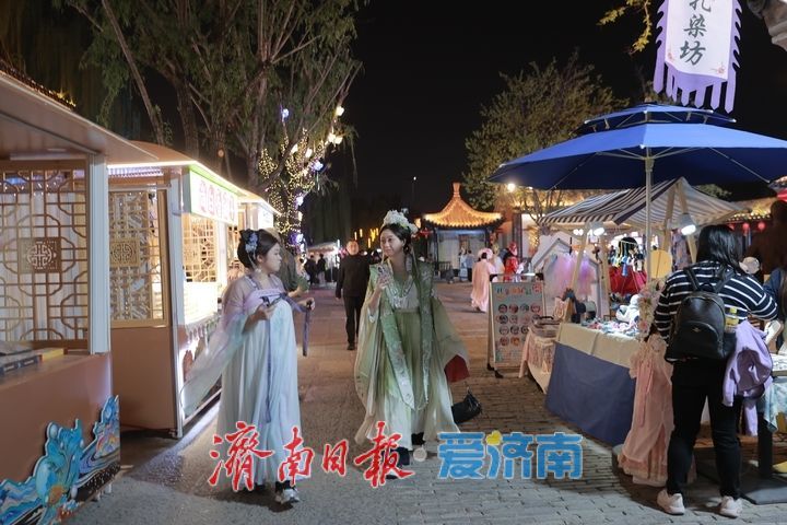 假期古城 越夜越精彩