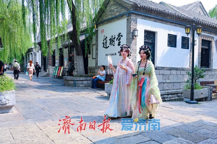 暑期尾声热度不减 百花洲古装游赏依旧火热
