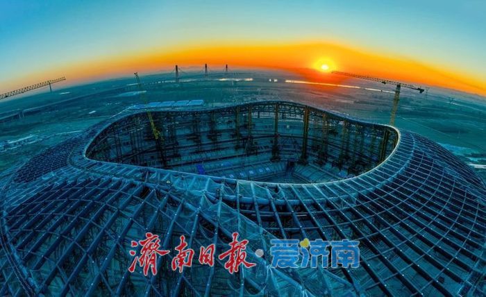 攻克国内之最！黄河体育中心专业足球场成功“戴冠”