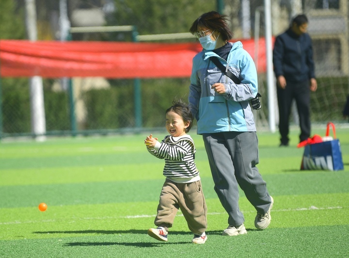 千花百卉争明媚，一城春色入眼来