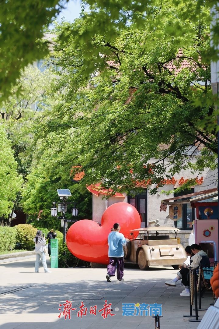 历史当“导游”，小店会“写诗”：“网红街区”不“网红”