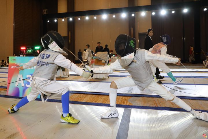 剑耀泉城 千剑逐梦！2025年济南市击剑公开赛盛大开幕