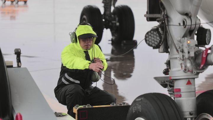 济南机场积极应对持续阴雨天气
