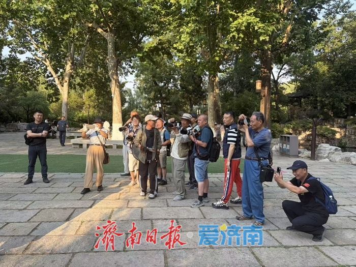 不收费，只拍照——大明湖畔有群免费帮游客留影的人