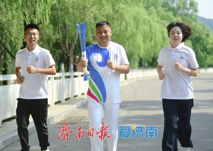 泉源之光 跃动泉城 2025济南国际泉水节“泉炬”传递首站南山启程
