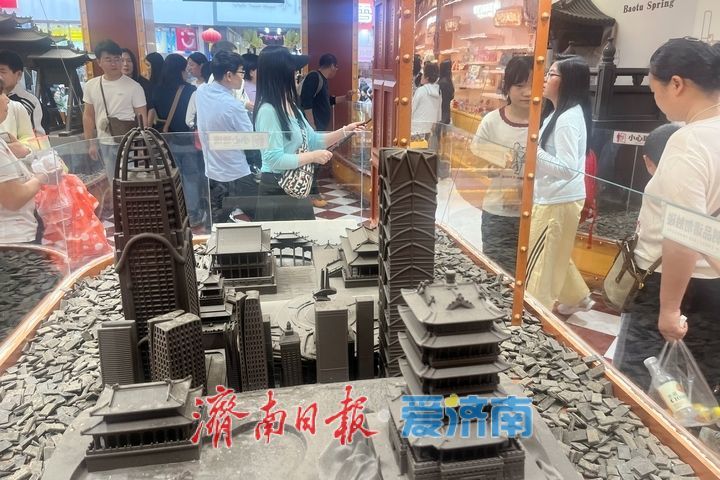 巧克力复刻泉城景点！芙蓉街“甜蜜地标”引游客打卡