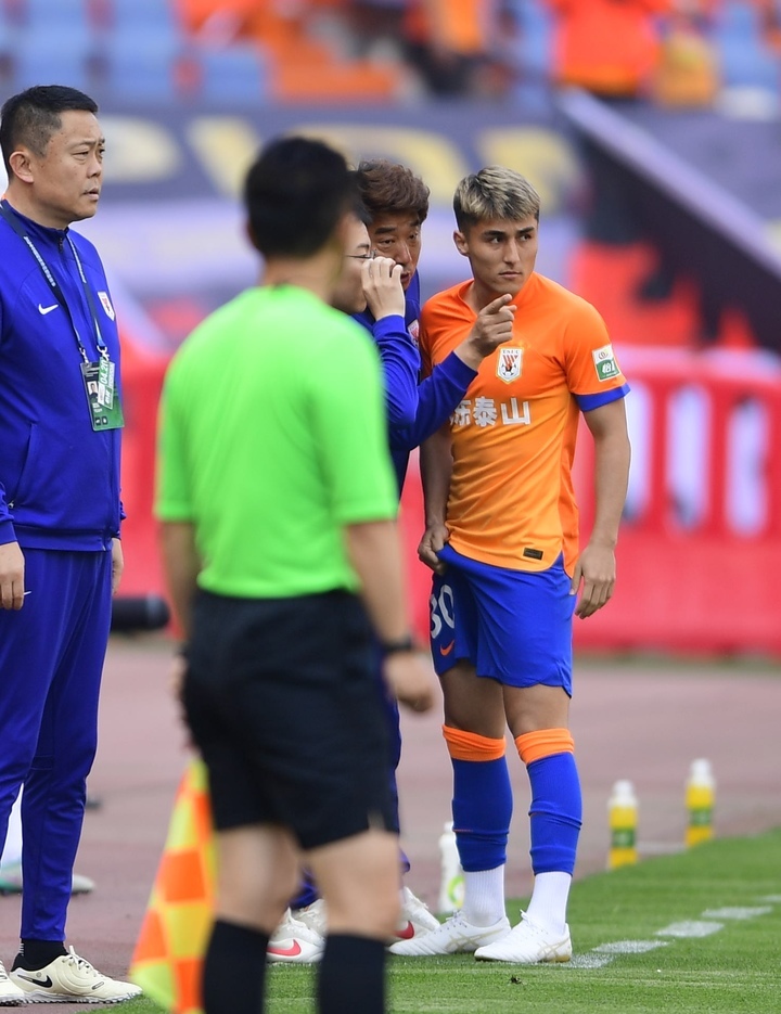山东泰山4：1战胜沧州雄狮 中止连败获得喘息时机