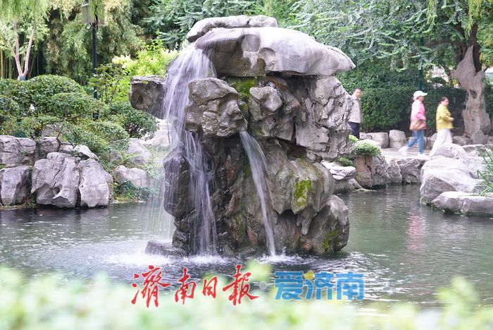 雨后泉景醉游人！“月牙飞瀑”喷涌愈盛，引众人驻足观赏