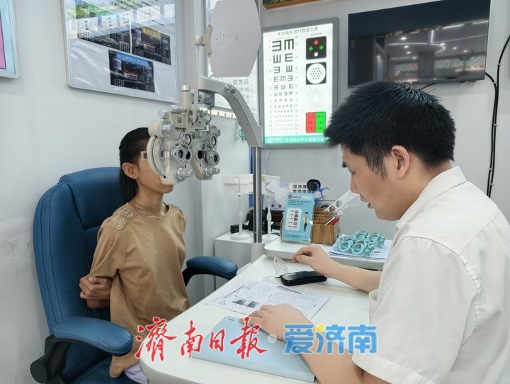 开学临近 眼科配镜迎来暑期小高峰