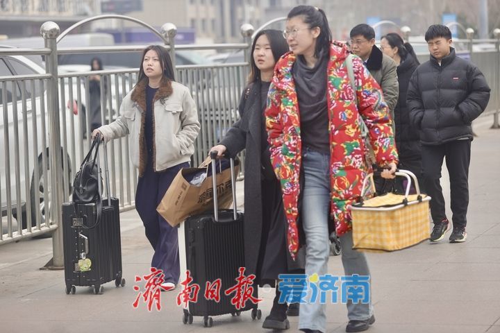 开学季来临 济南火车站返校学生与返乡旅客齐涌