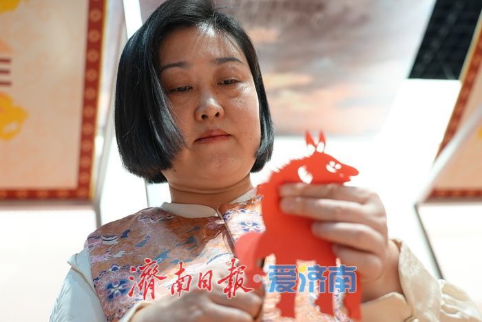 马年剪纸迎新春 非遗技艺亮相生肖展