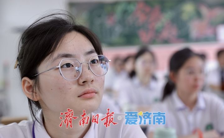 高三最后一课 合影定格青春，誓言决胜高考