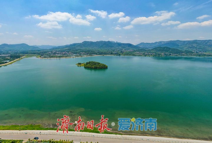 蓝天白云映碧水 卧虎山水库铺展夏日生态画卷