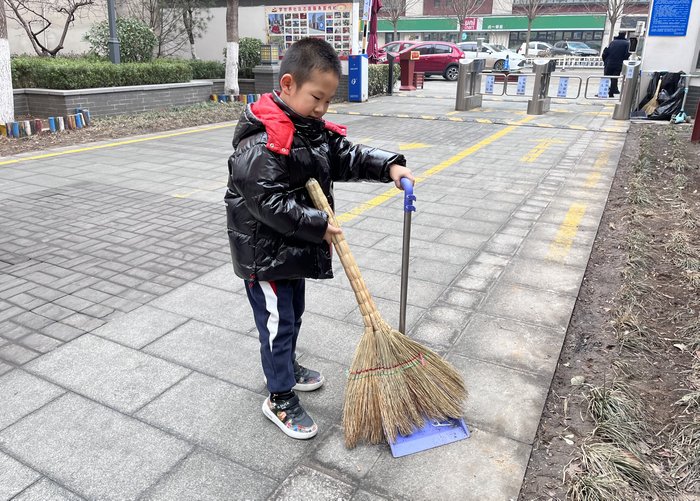 学雷锋当先锋，萌娃在行动