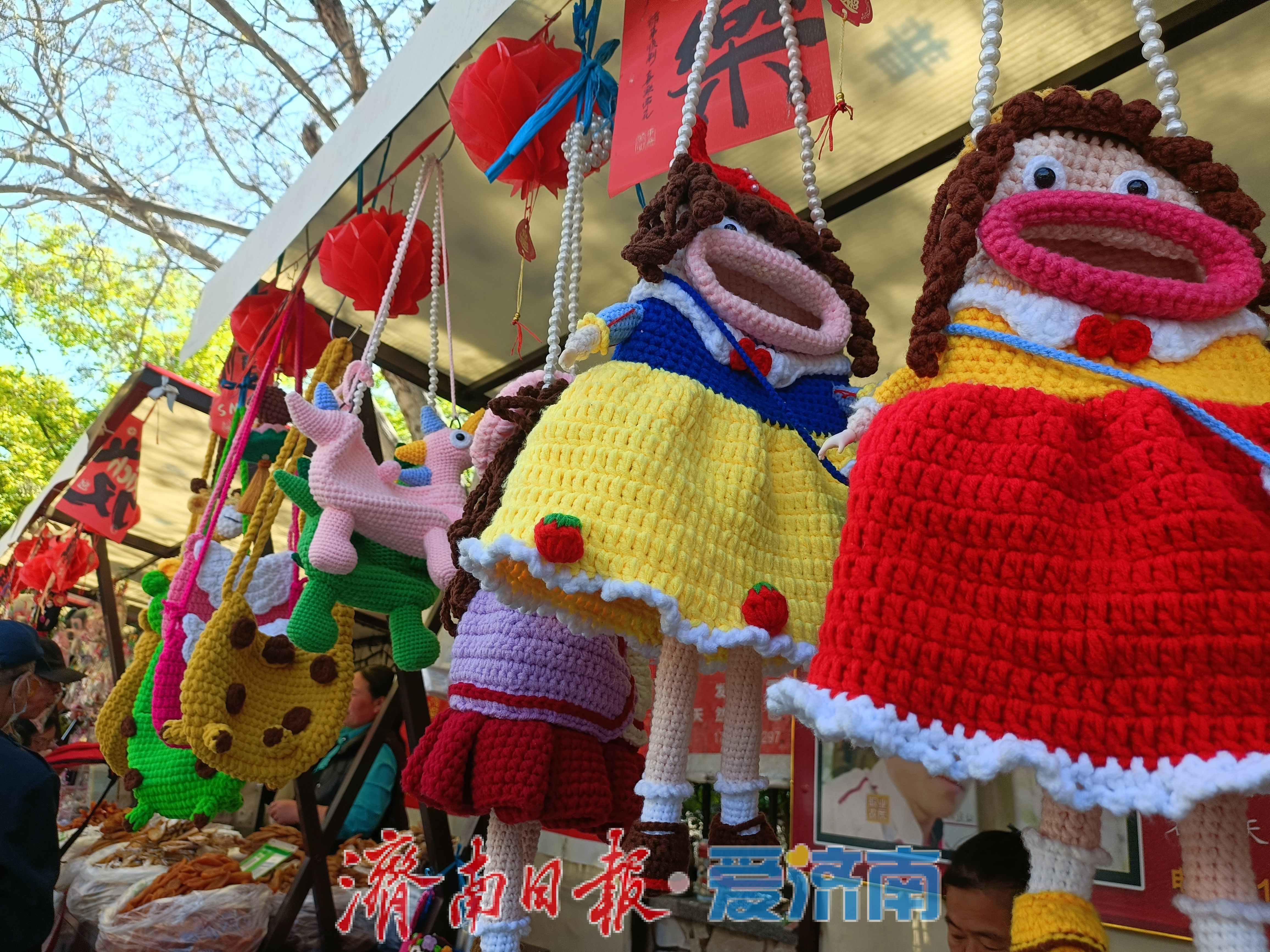 钩针上跑着一头“长颈鹿” 英雄山文化市场也藏着“网红”包