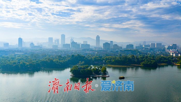 秋雨后晨雾漫明湖 泉城绘就水墨画卷